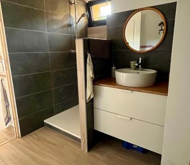 Vaugneray Apartment | Joli studieux lumineux et aménagé avec piscine privée