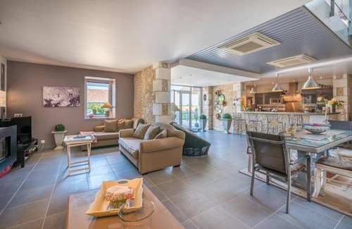 La Chapelle-Faucher Villa | Jolie Gîte DE Charme EN Pierre Avec Piscine Chauffée Privée Pour 8 Personnes