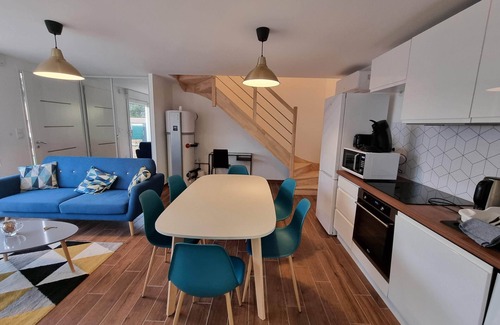 Saint-Denis-de-l'Hotel House | Jolie Maison Récente, au Calme