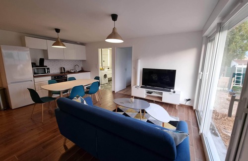 Saint-Denis-de-l'Hotel House | Jolie Maison Récente, au Calme