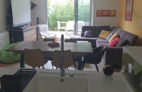 Capucins - Victoire House | Jolie suite parentale, chambre et salle d'eau, avec son coin de verdure à 5 minutes à pied du centre ville