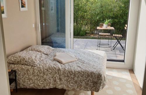 Capucins - Victoire House | Jolie suite parentale, chambre et salle d'eau, avec son coin de verdure à 5 minutes à pied du centre ville