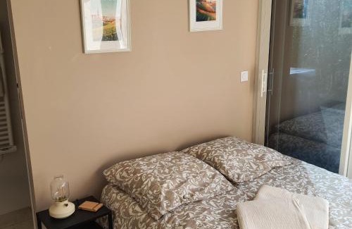 Capucins - Victoire House | Jolie suite parentale, chambre et salle d'eau, avec son coin de verdure à 5 minutes à pied du centre ville