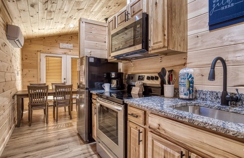 Cosby Cottage | Jolly Jingle Cabin, Pickleball Court, WIFI, Mountain Views, Starting at $79