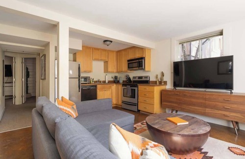 Belmont House | Joshua Tree Vibes in SE PDX - Local Bars & Food