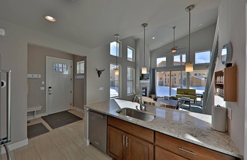Rendezvous Condo | Journey Way 2 Br In Rendezvous 2 Bedroom Townhouse by Redawning