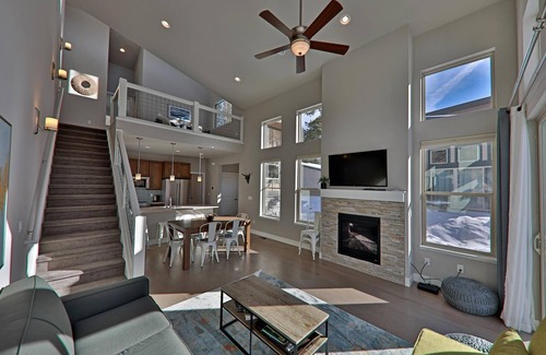 Rendezvous Condo | Journey Way 2 Br In Rendezvous 2 Bedroom Townhouse by Redawning