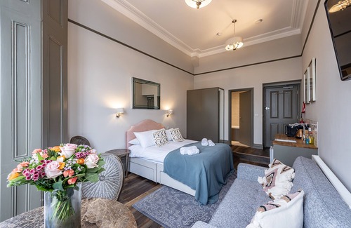 Campden Apartment | Joyful Kensington Studio