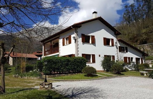 Penamellera Alta House | Juana, Village House, sleeps 8. Large families. Between Picos and beach.