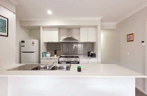 Manor Lakes House | Jubilee Home/3B2B2C/Avalon Airport/Smart TV/Dryer