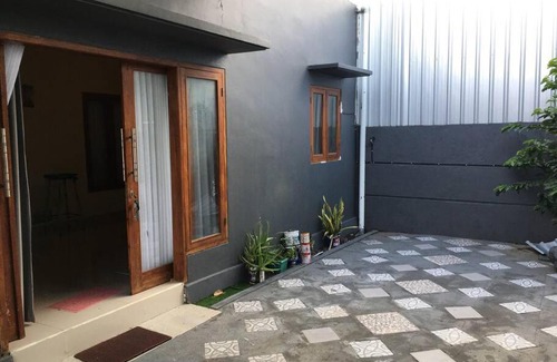 Banyuasri House | Juicezzy Home Fully Furnished 3 BR Guest House