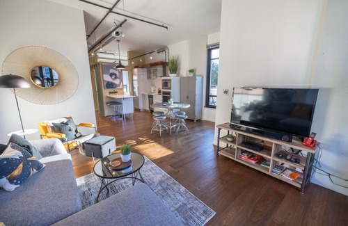 Harris Green Condo | Jukebox Lofty Views-Perfect Mix of Indoor/Outdoor Living, Gym and Free Parking by Victoria Prime!