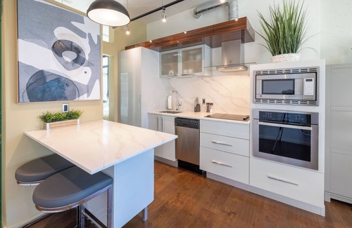 Harris Green Condo | Jukebox Lofty Views-Perfect Mix of Indoor/Outdoor Living, Gym and Free Parking by Victoria Prime!