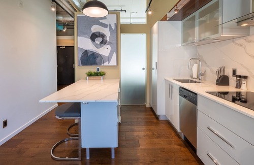 Harris Green Condo | Jukebox Lofty Views-Perfect Mix of Indoor/Outdoor Living, Gym and Free Parking by Victoria Prime!