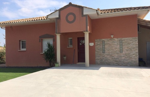 Villetelle Villa | July and August rental villa 140m², sleeps 8, swimming pool, 25 mins from the sea.