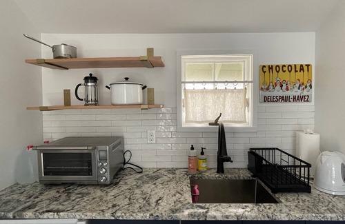 Woodstock Cottage | Junebug Cottage: peace, love and privacy a short walk to Woodstock village green