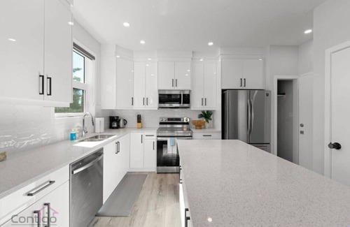 Jasper Place House | Jungle House | AirCon | Sleeps 8 | Near WEM & DT!