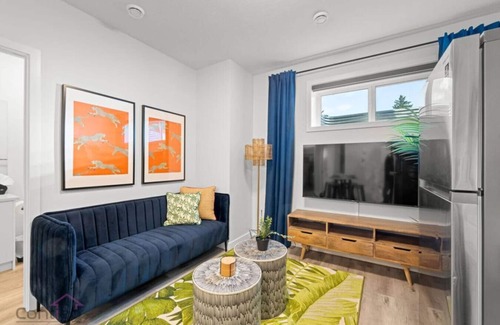 Jasper Place House | Jungle House | AirCon | Sleeps 8 | Near WEM & DT!