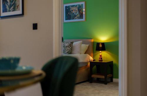 Holbeck Apartment | Jungle Luxe Retreat, 2Bed 2Bath Leeds, Center & Stadium