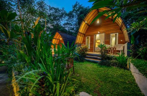 Singapadu Tengah Villa | Jungle River Villa for 10 - Pool, Yoga, Tubing Near Ubud