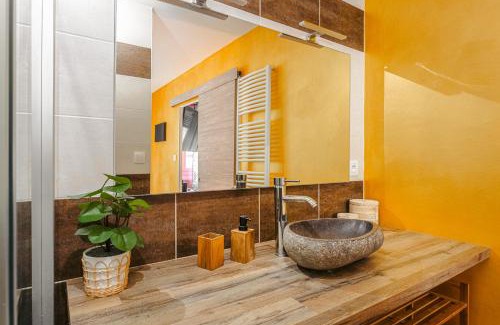 Saintes Apartment | Jungle Saintaise - Coeur de ville, Calme, Tv 4K, Fibre, Netflix, Parking Surveillé Qpark 150m