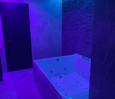 Koekelberg Apartment | Jungle suite romantic - private Jacuzzi -