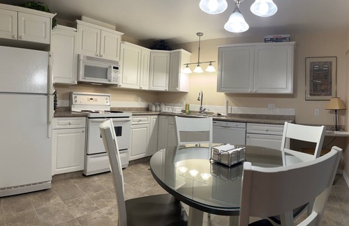 Drumheller House | Jurassic Suites n3-bedroom house in Drumheller. Best location in town.