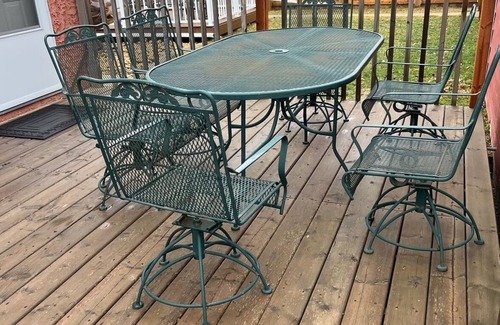 Drumheller House | Jurassic Suites n3-bedroom house in Drumheller. Best location in town.
