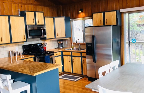 East Kootenay House | Just a 2 min walk to the Lake!