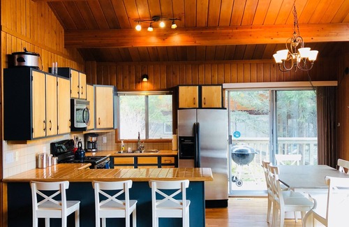 East Kootenay House | Just a 2 min walk to the Lake!