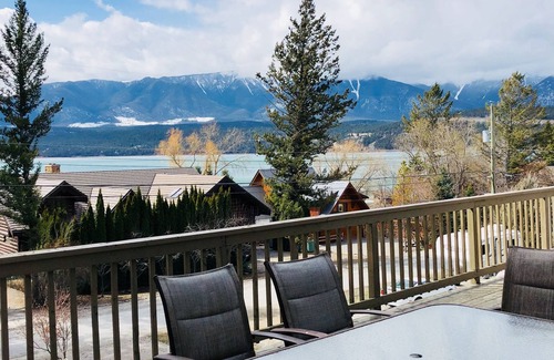 East Kootenay House | Just a 2 min walk to the Lake!
