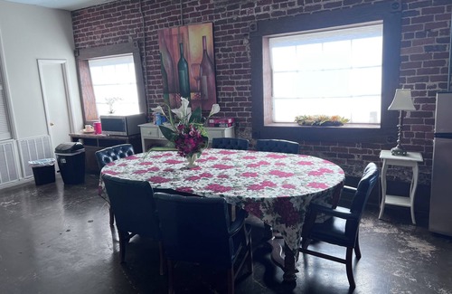 Anniston Apartment | JUST BED & BATH IN DOWNTOWN HISTORIC ANNISTON. CLOSE TO EATRIES & ENTERTAINMENT.