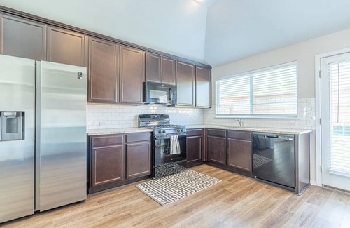 Travis County House | Just Built! Cozy & Sunny 3-Bedroom in South Austin