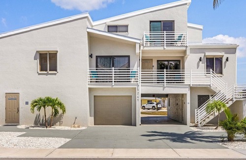 Mid Island Apartment | JUST STEPS TO THE BEACH - CASA BELLA "A" - 3 bed/3 bath - Sleeps 6