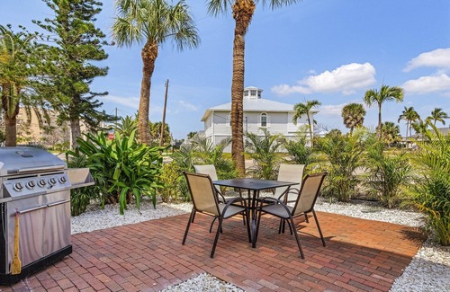 Mid Island Apartment | JUST STEPS TO THE BEACH - CASA BELLA "A" - 3 bed/3 bath - Sleeps 6