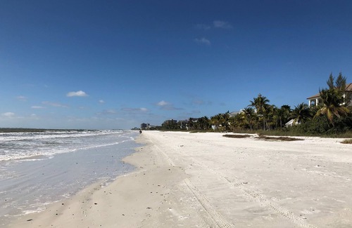 Mid Island Apartment | JUST STEPS TO THE BEACH - CASA BELLA "A" - 3 bed/3 bath - Sleeps 6