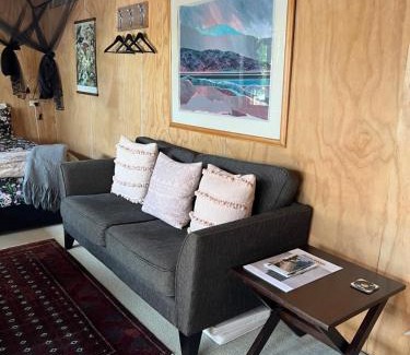 Tawharanui Apartment | Kākā Ridge Retreat Bush Hideaway
