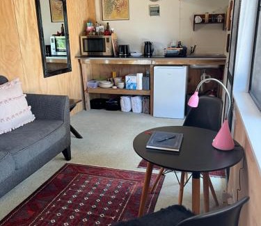 Tawharanui Apartment | Kākā Ridge Retreat Bush Hideaway