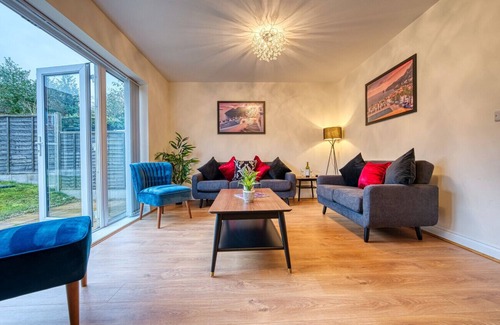 Yardley House | K Suites - Central 3 bed House w/free parking and Wi-Fi