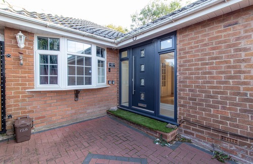 Cradley House | K Suites - Lovely 5-Bed Bungalow w/Garden View