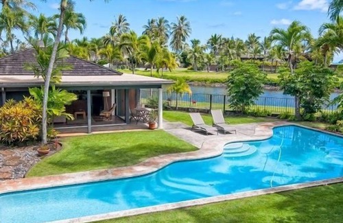 Kailua Cottage | Kailua Palms Guest House with Pool and Views! Parking and wi-fi included