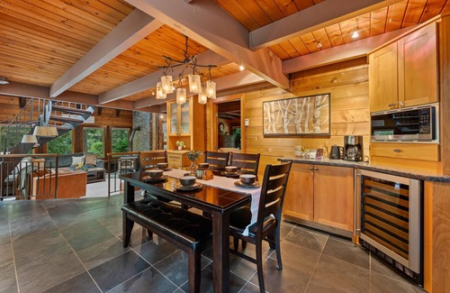 Carrolls Cabin | Kalama River Lodge. River-front Retreat w/Game Room! Dogs OK
