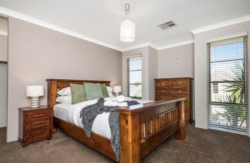 Jane Brook House | KALB8 - Family Friendly 4BR Home