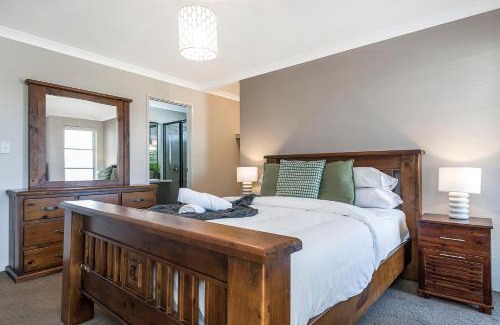 Jane Brook House | KALB8 - Family Friendly 4BR Home