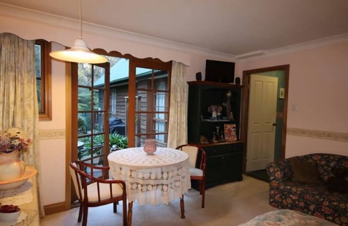 Blackheath Bed & Breakfast | Kalimna Garden Room | Close to the village of Blackheath with FREE continental breakfast
