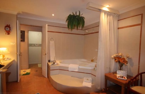 Blackheath Bed & Breakfast | Kalimna Spa Room | Close to the village of Blackheath with FREE continental breakfast