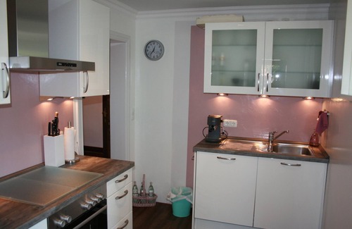 Eyendorf Apartment | Kalvill 3 Z. DG Luxury Apt for 1-3 pers, 68 sqm, 2 bedrooms, fitted kitchen, bathroom, internet, garden