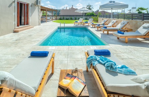 Dafni Villa | Kalypso Villa, Ideal for big families & friends! Walking distance to amenities!