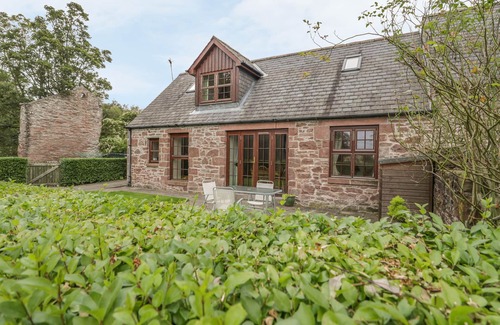 Kirriemuir Cottage | KAMBA COTTAGE, pet friendly, with a garden in Kirriemuir