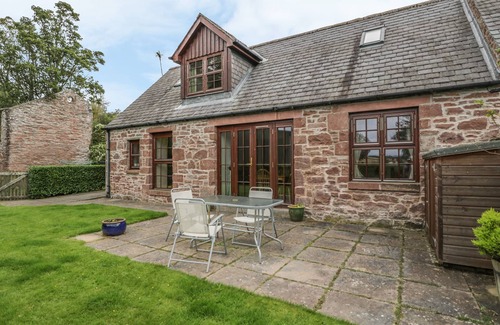 Kirriemuir Cottage | KAMBA COTTAGE, pet friendly, with a garden in Kirriemuir